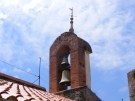 Ce clocher de l'église Saint Félix, à Laroque des Albères, appelle les fidèles à la messe
