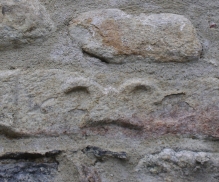 Roc d'échiquier gravé dans le rempart de Laroque des Albères