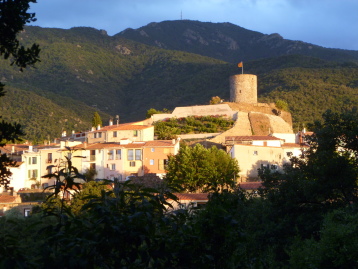 Le village de Laroque des Albères se situe au pied du massif des Albères (Pyrénées)