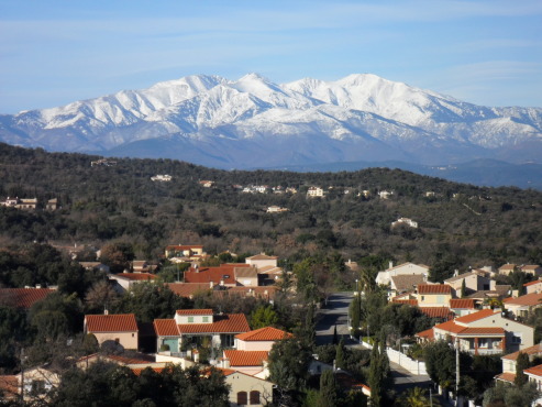 Le belvédère de la tour offre un magnifique panorama sur le Canigou, la plaine du Roussillon, la mer et les Albères