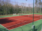 Les terrains de tennis sont à proximité immédiate du camping Le Vivier