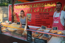 Vente de Bunyetes et de feuilletés catalans sur le marché de Laroque des Albères, Pyrénées Orientales