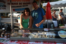 Vente de fromages sur le marché de Laroque des Albères, Pyrénées Orientales