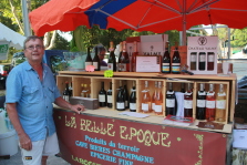 Vente de vin sur le marché de Laroque des Albères, Pyrénées Orientales