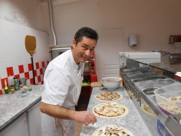 Le chef Alexandre confectionne ses pizzas sous vos yeux